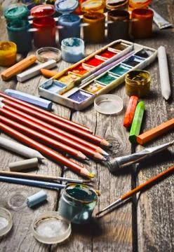 Tools for the artist. Inspiration to create. Objects for drawing. Paint, cray Stockfoto's