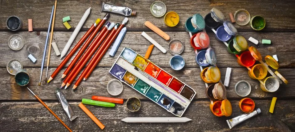 Tools for the artist. Objects for drawing. Paint, crayons, pencils on a woode 写真素材