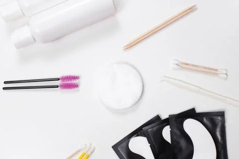 Tools for correcting eyelashes and eyebrows on the surface. beautician Foto stock