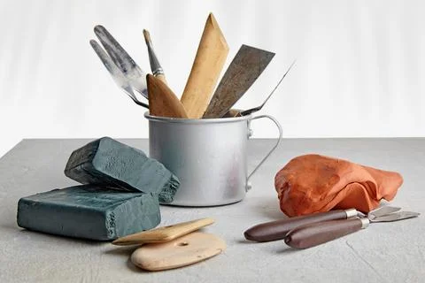 Tools for creative modeling and modeling in an aluminum mug and pieces of Foto stock