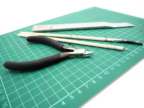 Tools with green cutting mat for model kit isolated on white background. Foto stock