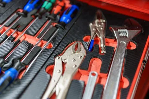 Tools in a toolbox arranged in an organized manner with various types visib.. Foto stock