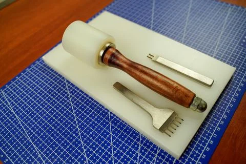Tools for working on leather in the workshop (diy) Foto stock