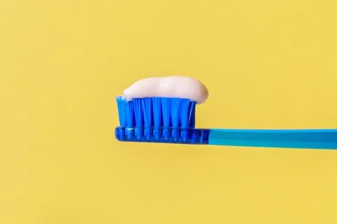 Toothbrush paste on toothbrush close up. Applying toothpaste to the brush clo Foto stock