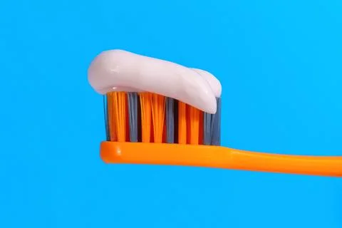 Toothbrush paste on toothbrush close up. Applying toothpaste to the brush clo Foto stock