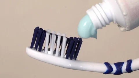 Toothbrush with toothpaste. Vidéo 126665595