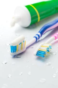 Toothbrushes and toothpaste Stock-Fotos