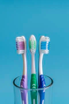 Toothbrushes on blue background. Flat lay composition with manual toothbrushe Stock-Fotos