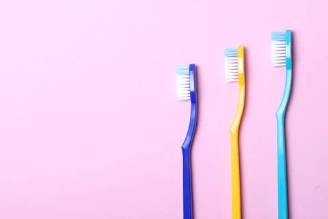 Toothbrushes on a colored background top view. Oral hygiene. Stock-Fotos