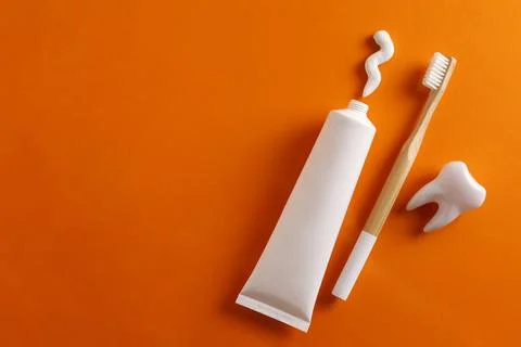 Toothpaste and toothbrush on a colored background. Dental care, oral health. Foto stock