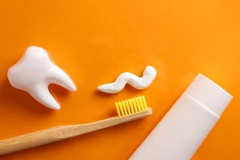 Toothpaste and toothbrush on a colored background. Dental care, oral health. Foto stock