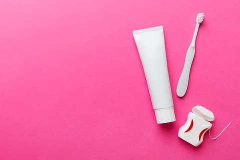 Toothpaste and toothbrush top view with copy space on colored background. Fla Foto stock