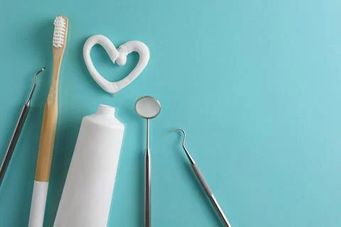 Toothpaste heart on a colored background. Dental care, oral health. Foto stock