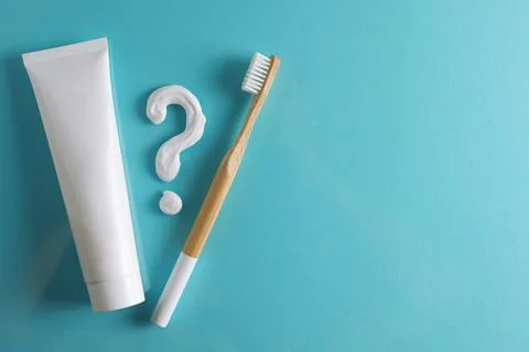 Toothpaste question mark on a colored background. Dental care, oral health. Foto stock