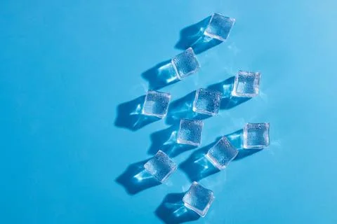 Top above overhead close up macro view photo of ice cubes and water drops o.. Foto stock
