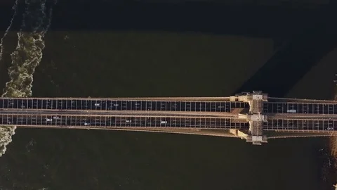 Top Aerial view of Brooklyn bridge in New York, America. Drone flying over the Vidéo 80486233