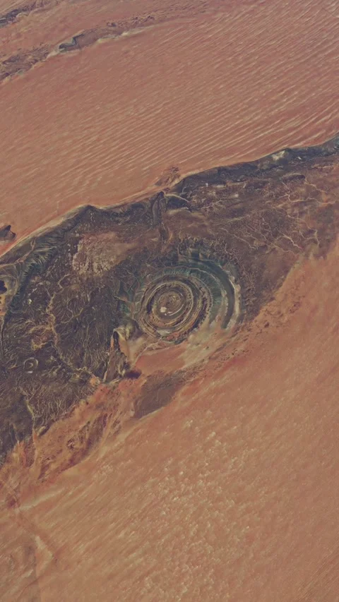 Top aerial view of the Richat Structure in the Sahara desert. Mauritania Vidéo 282933916