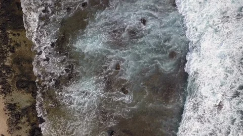 Top aerial view to the waves on the beach of Hawaiian coastline. USA Vidéo 88634833