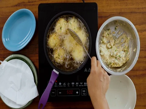 Top-angle shot- Deep Frying vada 動画素材 80454329