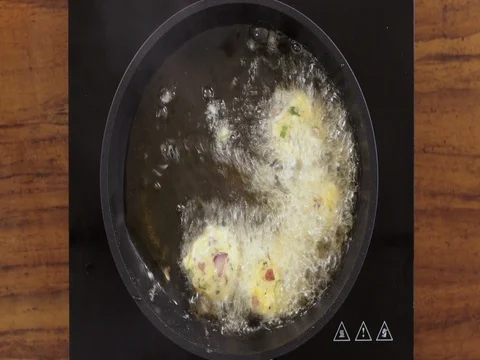 Top-angle shot- Deep Frying vada in a pan Vídeo Stock 80454769