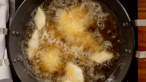 Top Angle Shot of Deep Frying Snack Vídeo Stock 82821618