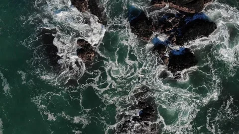 Top Ariel View of Ocean Waves Hitting Rocks, Fort Bragg Video stock 285114261