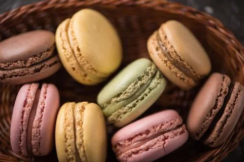 Top close view macaroons on wicker basket background Fotos de archivo