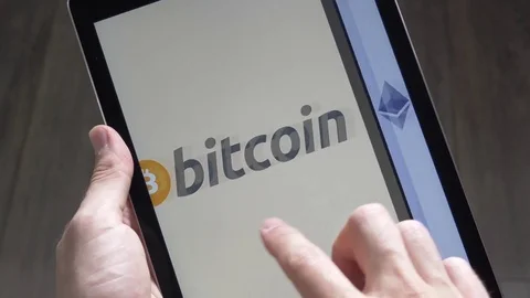 Top Cryptocurrency Logo Swiping on Tablet Screen 库存影片 78396199