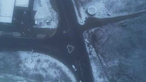 Top down 4K winter intersection with heart shaped road marking 스톡 동영상 323162337