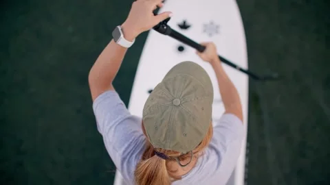 Top down of adventurous female paddle boarding in clear water 库存影片 211741773