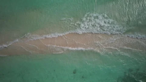 Top-down aerial ascent over Caribbean sea waves lapping over a sandbar in Cayo Stockbeeldmateriaal 336707229