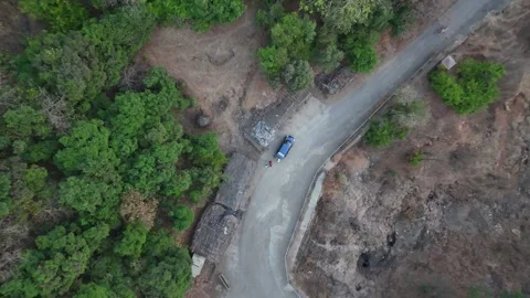 Top down aerial of a car on a forest road near Bhandardara India 스톡 동영상 341127694