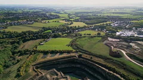 Top down aerial clip of a large open cast mine, quarry. Vidéo 236163471