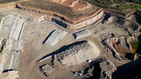 Top down aerial clip of a large open cast mine, quarry. Vidéo 236163541