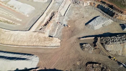 Top down aerial clip of a large open cast mine, quarry. Vidéo 236163554