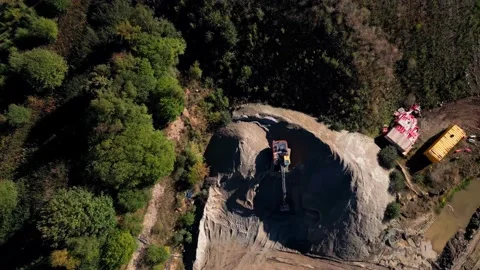 Top down aerial clip of a large open cast mine, quarry. 库存影片 236163569
