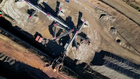 Top down aerial clip of a large open cast mine, quarry. Vidéo 236163581