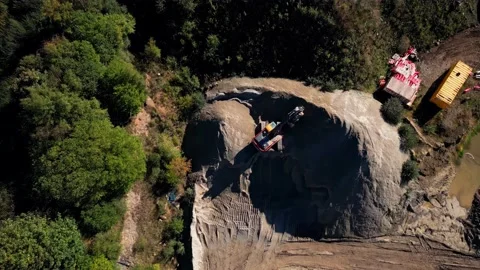 Top down aerial clip of a large open cast mine, quarry. Vidéo 236163591