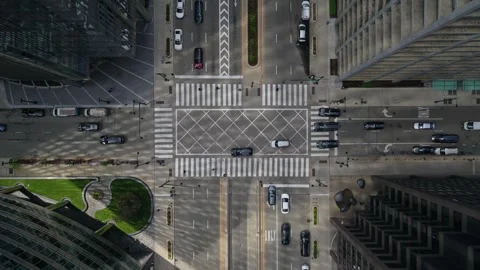 Top down aerial of downtown Chicago intersection with urban traffic flowing betw Video stock 337312228