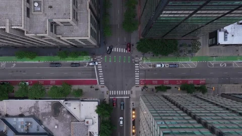 Top down aerial of downtown Chicago intersection with urban traffic flowing thro Video stock 337313736