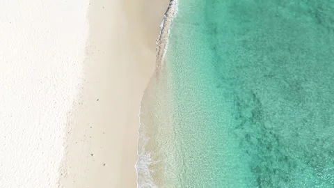 Top down aerial drone perspective of an empty white sandbank splitting shallow Stock Footage 336695525