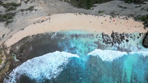 Top-down aerial drone view of Diamond Beach on Nusa Penida, Bali, Indonesia Video stock 340190935