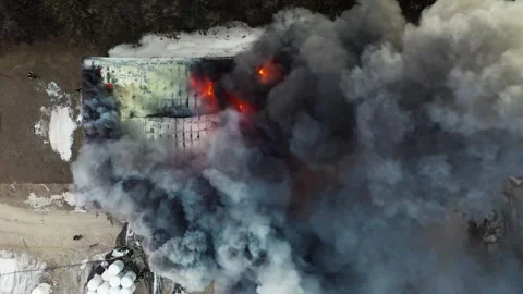 Top Down Aerial Drone View Of Industrial Building On Fire With Thick Black Smoke Vídeos de archivo 346936611