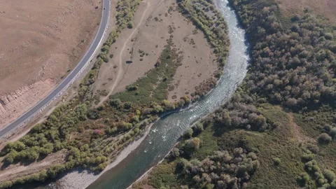 Top-down aerial flight along river in Suusamyr Kyrgyzstan Stockbeeldmateriaal 347242380