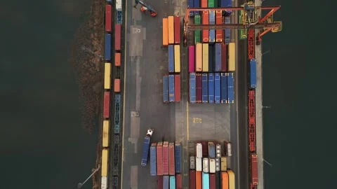Top-down aerial forward flight over intermodal container terminal. 库存影片 334448049