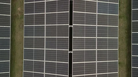 Top-down aerial forward flight over modern solar panel farm. Vidéo 342272768