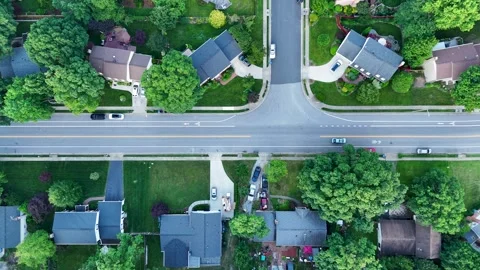Top-Down Aerial Hover Over Fairfax Suburban Intersection Vidéo 342587004