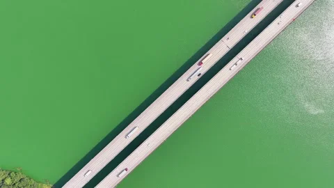 Top-Down Aerial Overhead View of Twin Highway Bridges Crossing Green Water Lake 库存影片 346790067
