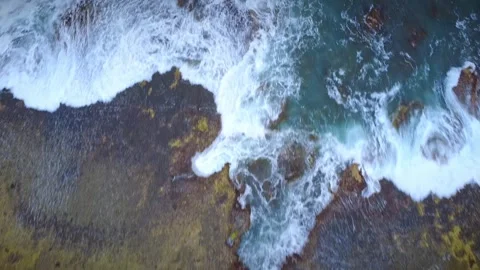 Top down aerial pan of waves crashing Stock-Footage 328625107