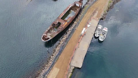Top-down aerial of a rusted shipwreck hull filled with water, Tasmania. Vídeo Stock 332542725